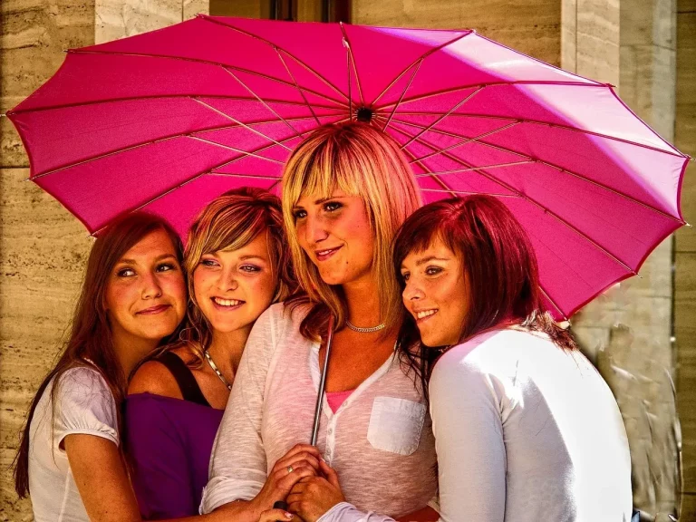 ladies-group-735907_1280.jpg