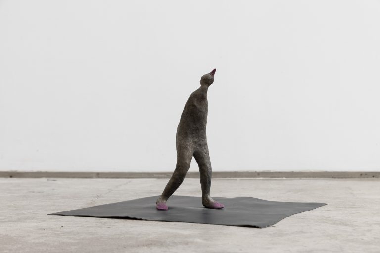 Henk-Visch-汉克·维奇_The-Balancing-Act_2025_bronze-paint-铸铜彩绘_30-x-8-x-15-cm-3-768x512.jpg