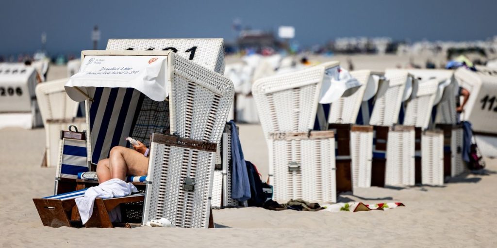 27-june-2024-schleswig-holstein-st-peter-ording-the-sun-shines-on-the-beach-of-st-peter-ording-which-is-frequented-by-tour.jpg